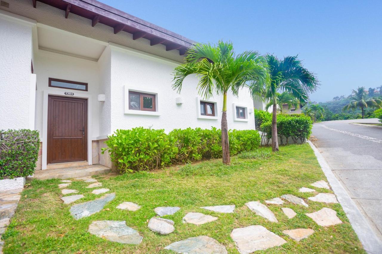Pristine Bay Villa 1304 With Large Pool - 3 Bedroom Condo French Harbour 外观 照片